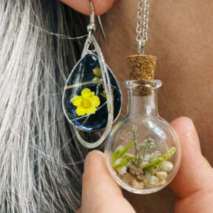 Taller de Joyas Botánicas - Flores prensadas en resina + mini terrario con musgo preservado