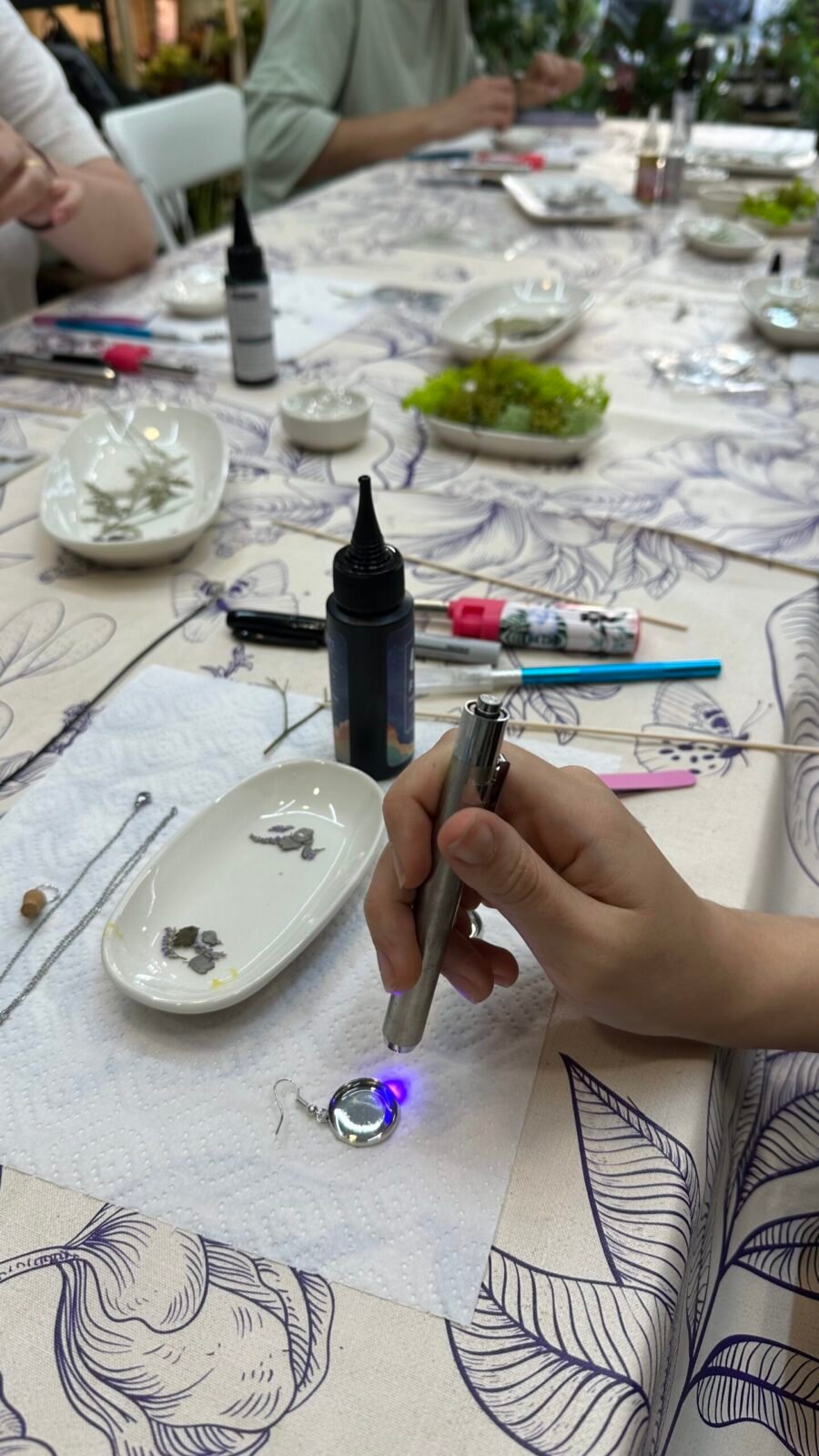 Taller de Joyas Botánicas - Flores prensadas en resina + mini terrario con musgo preservado - Imagen 6