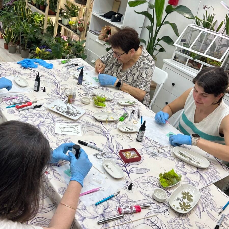 Taller de Joyas Botánicas - Flores prensadas en resina + mini terrario con musgo preservado - Imagen 7